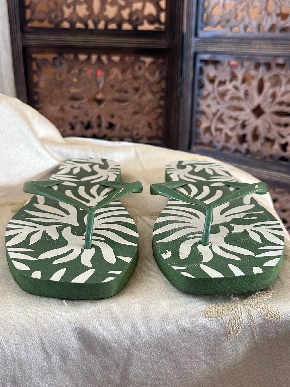 Shade & Shore Palmer Green & White Square Toe Flip Flops / Sandals. - Picture 4 of 8